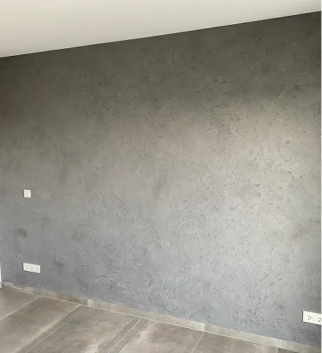 Wand in grauer Betonoptik gespachtelt