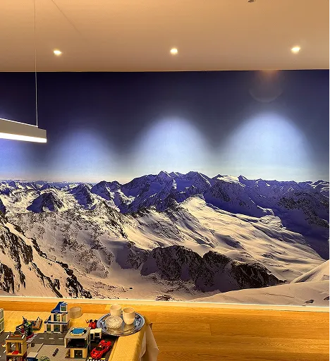 Fototapete mit Bergpanorama an einer Wohnzimmerwand
