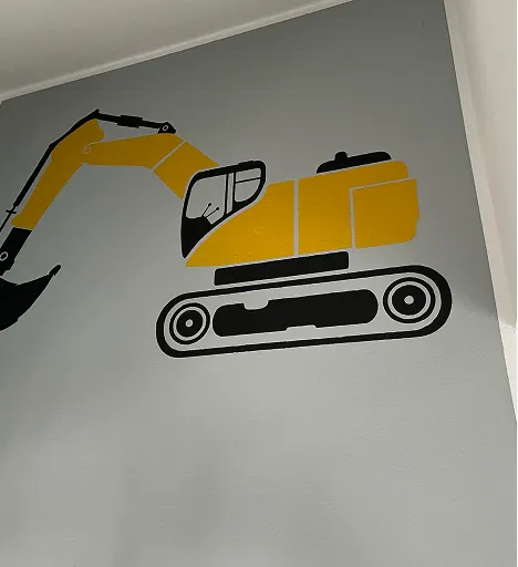 Kinderzimmerwand mit gemaltem gelbem Bagger
