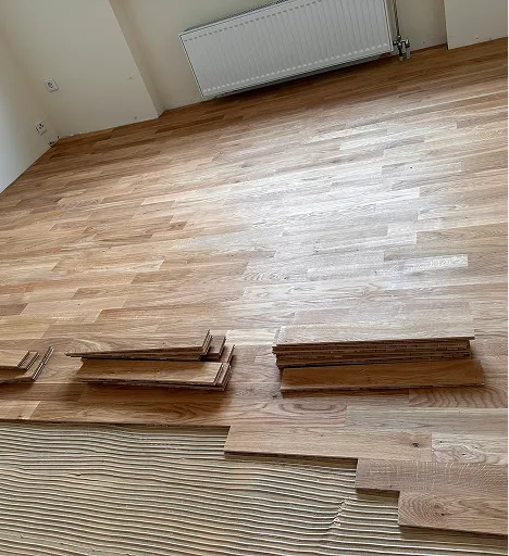 Verlegung von Holzparkett auf verzahntem Kleberbett