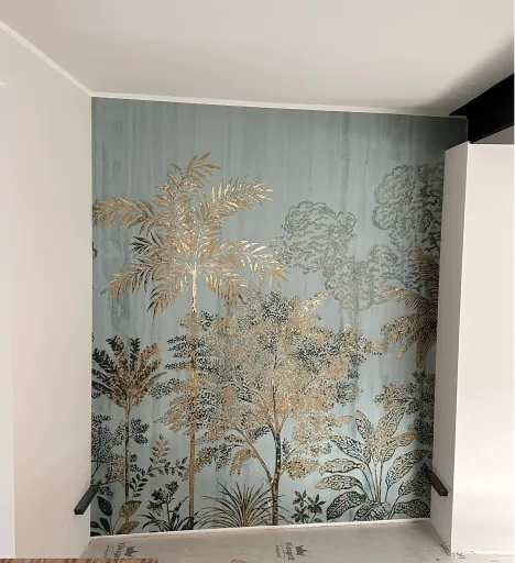 Wandtapete mit goldenen Palmen auf graublauem Grund
