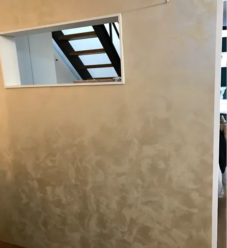 Wand in beiger Spachteltechnik mit Durchblick zur Treppe