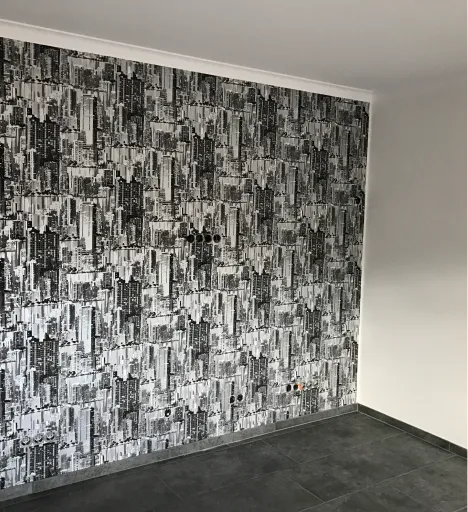 Schwarzweiße Tapete mit Stadtmotiv an einer Wand