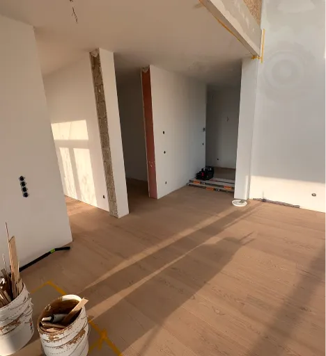 Heller Raum mit neu verlegtem Holzboden