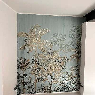 Wandtapete mit goldenen Palmen auf graublauem Grund