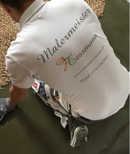 Mitarbeiter von Malermeister Tessmann bei der Bodenverlegung