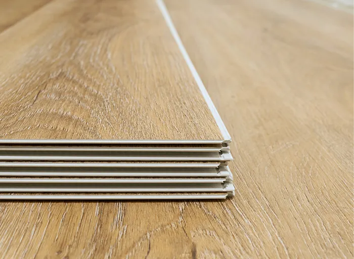 Gestapelte Vinyldielen in heller Holzoptik