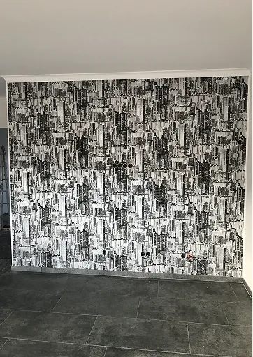 Schwarzweiße Tapete mit Stadtmotiv an einer Wand