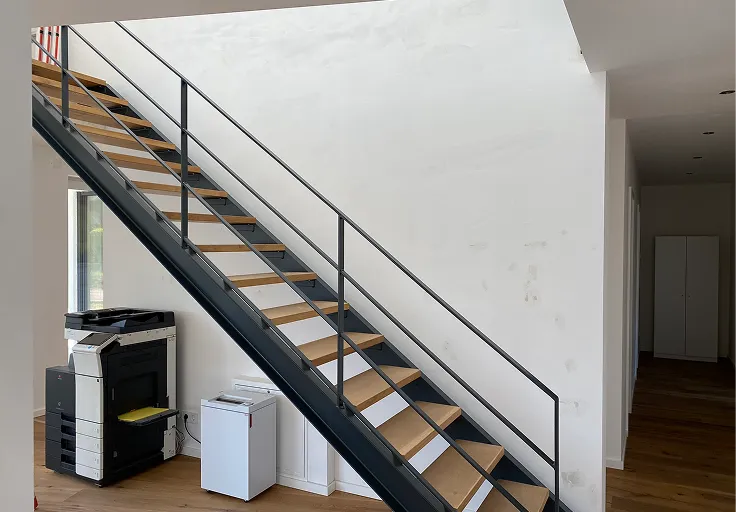 Stahltreppe vor frisch gespachtelter heller Wand
