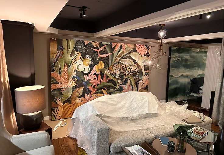 Wohnzimmer mit farbiger Dschungeltapete an der Wand
