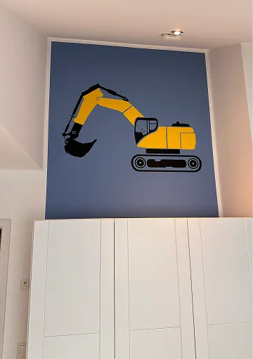 Blaue Wand mit gemaltem gelbem Bagger im Kinderzimmer