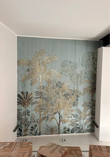 Wandtapete mit goldenen Palmen auf graublauem Grund