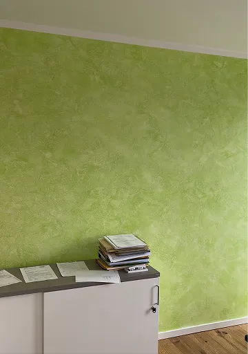 Hellgrüne Wand in Wischtechnik